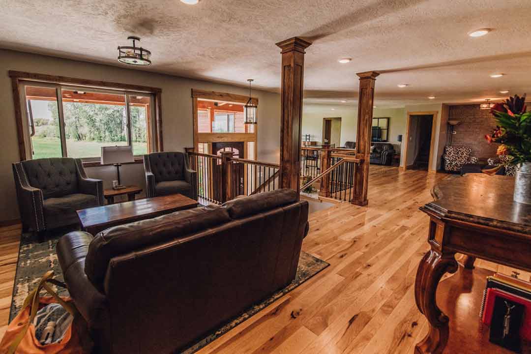 Spacious lodge great room with seating areas